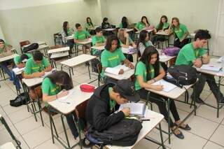 Uniformes novos foram exigidos a partir de hoje para os 1.350 alunos do Lúcia Martins Coelho. (Foto: Marcos Ermínio)