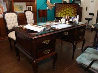 Mesa estilo Luís XV foi presente da avó para deixar consultório do neto bonito. (Foto: Fernando Antunes)