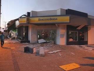 Após ação dos bandidos, agência ficou destruída. (Foto: PC de Souza) 