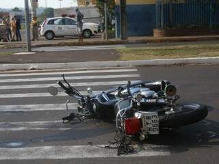 Guidão da moto ficou retorcido e o tanque amassado por causa do impacto do acidente (Foto: Marcos Ermínio)