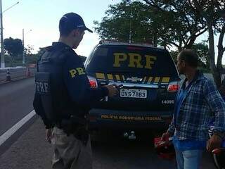Policial rodoviário federal durante fiscalização na BR-262 (Foto: Divulgação/ PRF)