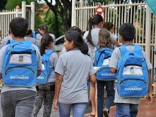 Alunos de escolas municipais de Dourados ainda não receberam uniforme e materiais (Foto: Divulgação)