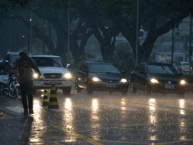  Em apenas 15 horas, choveu duas vezes o esperado para o m&ecirc;s todo 