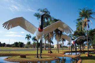 Tuiuiús do Monumento Pantanal Sul, criado pelo artista plástico Cleir Ávila, na Praça Brigadeiro Faria Lima, em frente ao Aeroporto Internacional de Campo Grande (Foto: Campo Grande News/Arquivo)