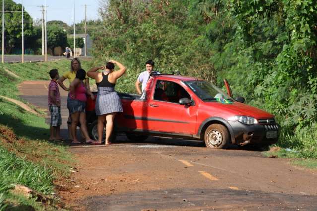 Ao desviar de carro, motorista perde o controle da dire&ccedil;&atilde;o e tomba Fiat Strada
