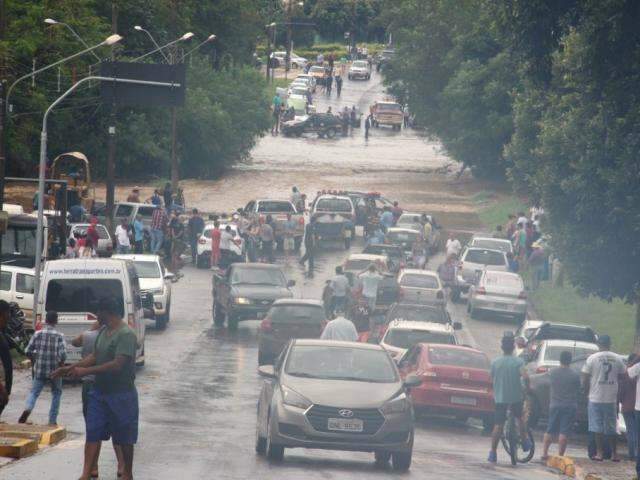 Ap&oacute;s 12 horas de chuva, prefeito j&aacute; admite pedir ajuda para recuperar cidade