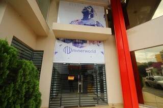 Empresa Minerworld fica na rua 14 de Julho e estava fechada nesta terça-feira. (Foto: André Bittar)