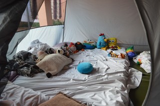 Colchão, travesseiros e brinquedos ficam dentro da barraca (Foto: Alana Portela)