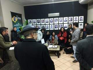 Secretário de Educação (de chapéu) conversa com grevistas na recepção do gabinete de Délia Razuk (Foto: Divulgação)