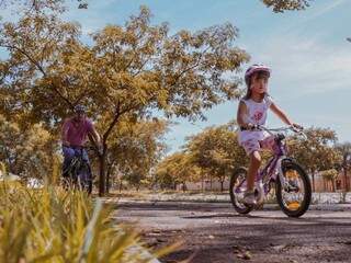 Luisa e o pai Adriano em ciclovia de Campo Grande (Foto: Henrique Kawaminami)