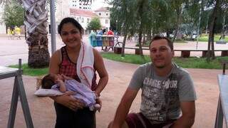 Gean Barbosa, 35 noas, e Tânia Barreto, 34, com a filha, Manuela, de apenas 25 (Foto: Eliel Oliveira)