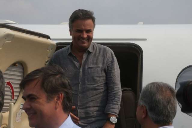A&eacute;cio completa agenda sob chuva e deixa cidade ap&oacute;s visita de 2h