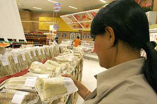 Fiscais percorreram supermercados e peixarias. (Foto: Divulgação)