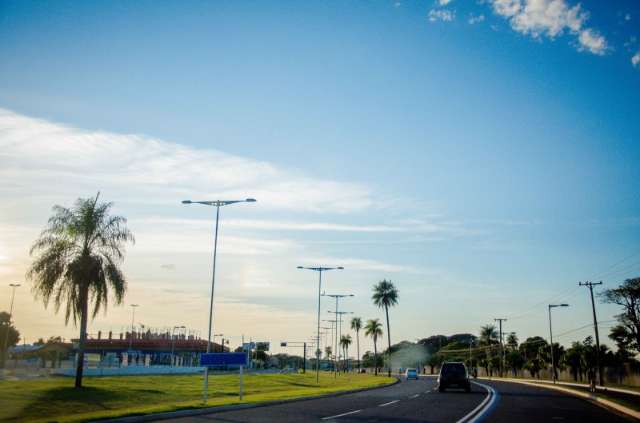 Domingo come&ccedil;a ameno, mas previs&atilde;o indica aus&ecirc;ncia de chuva e sol forte