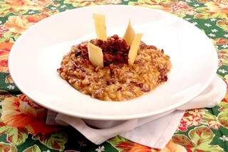 Em Bonito, um dos pratos do festival é risotto com carne de sol desfiada, acompanhado de purê de abóbora cabotiã, guarnecido com crocante de mandioca e bacon, a R$ 34,90.