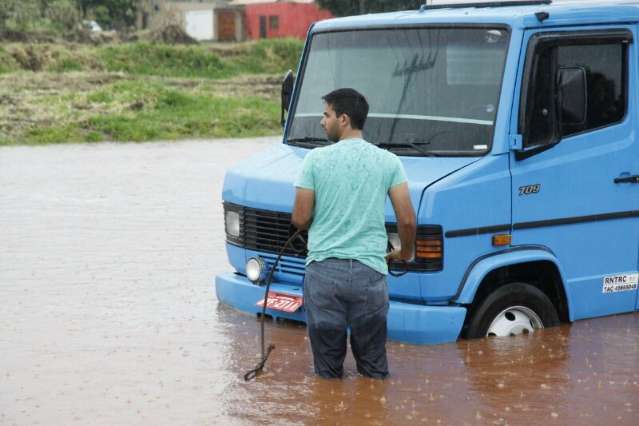 Chuva forte alaga Avenida Gunter Hans e temperatura cai 4 graus