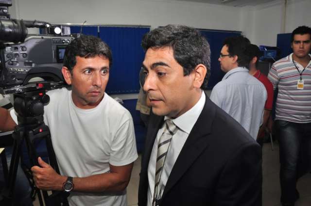 Supersecret&aacute;rio de Bernal sai correndo para evitar a imprensa