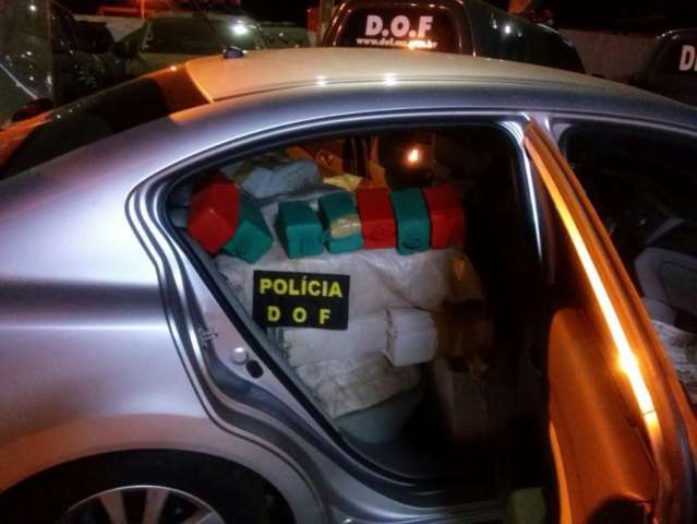 Pol&iacute;cia flagra jovens de 18 e 17 anos em carro com meia tonelada de maconha