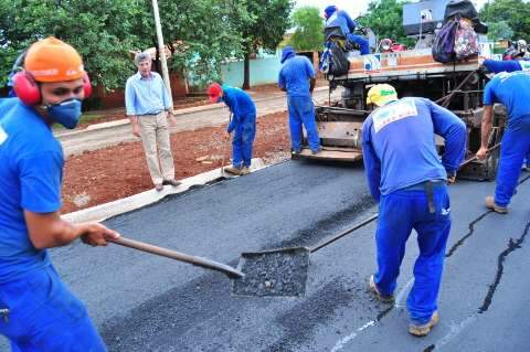 Mudança no comando da Sanesul atrasa obras de asfalto, diz prefeito