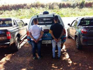 Da esquerda para direito, tio e sobrinho presos com os veículos roubados. (Foto: PMR) 
