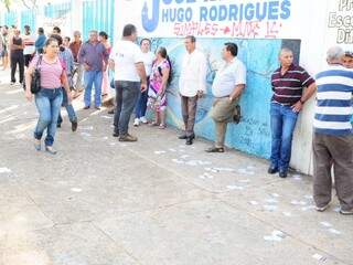 Santinhos forram o chão em frente a zona eleitoral. (Foto: Rodrigo Pazinato)