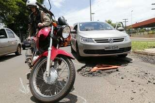 Acidente entre moto e carro deixa gestante ferida (Foto: Gerson Walber)