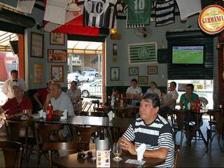 Torcedores se reúnem em bar de Campo Grande para assistir final do futebol masculino. (Foto: Viviane Oliveira)