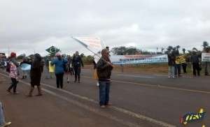 Ap&oacute;s quatro horas de protesto, trabalhadores rurais liberam BR-163 
