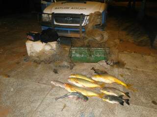Polícia apreendeu 22 quilos de pescado, tarrafas, caixas térmicas e facas, no rio Nioaque. (Foto: Divulgação (PMA)