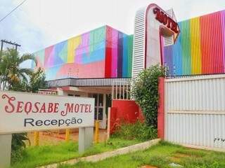 No inicio do ano motel ganhou as cores da diversidade mas deve fechar até o dia dos namorados. (Foto: Fernando Antunes)
