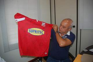 Comercial irá leiloar camisa usada por Rincón, que fez o gol do título em 2010. Lance Inicial é de mil reais. Foto: Adriano Hany 