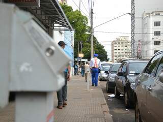 Usuário reclama do custo para estacionar nas vagas do parquímetro. (Foto: Minamar Júnior)