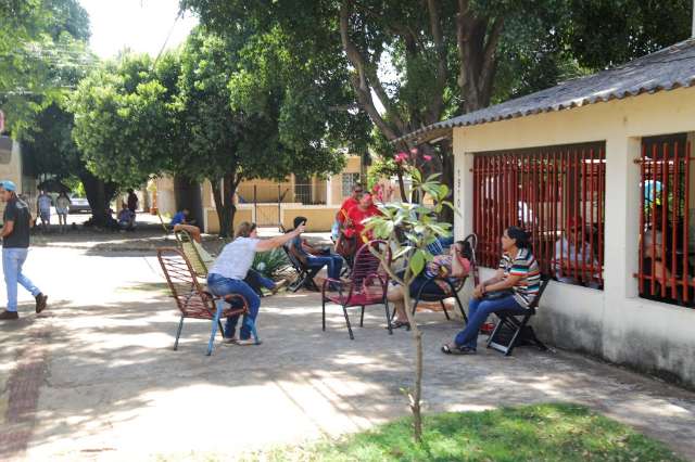 Na frente do HU, pacientes "largados" são o retrato do caos na saúde