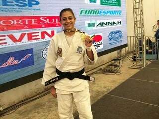 Milena Pache Matias, um dos nomes de MS na disputa, com medalha conquistada em torneio local (Foto: Arquivo pessoal)