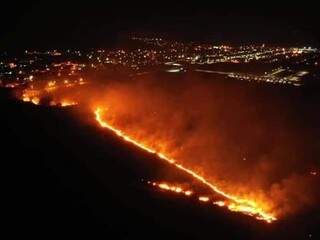 Incêndio em fazenda próximo a Bodoquena, na noite deste domingo (15). (Foto: Karô Produções)