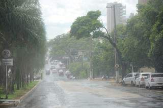 Chuva na avenida Mato Grosso na tarde de ontem (17) (Foto: Paulo Francis)