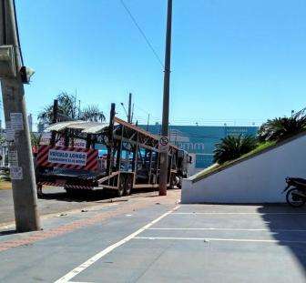 Estudante flagra caminh&atilde;o cegonha estacionado em local proibido