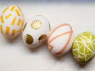 Alguns adesivos ou fitas durex decoradas transformam ovos cozidos em peças de decoração.