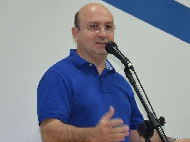 Prefeito p&otilde;e secret&aacute;rio para assinar atos de governo e surpreende vice