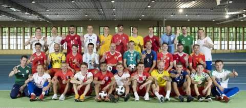 Com camisas de seleções rivais, russos dão boas vindas à Copa