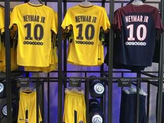 Camisas de Neymar na loja oficial do PSG na Champs-Elyseés (Foto: PSG/Divulgação)