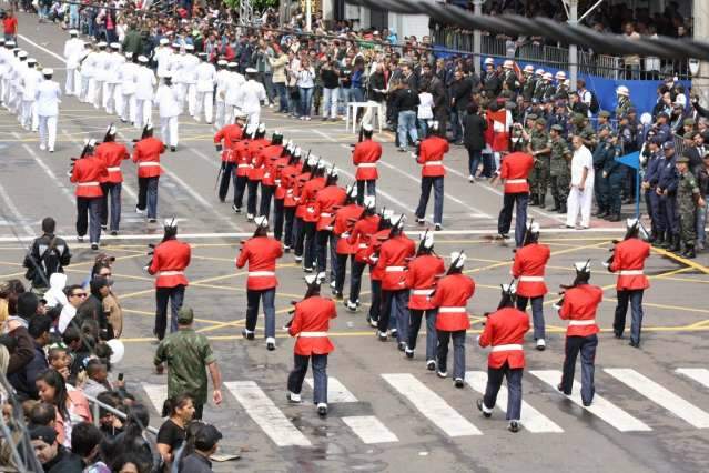 Crise e greve reduzem participa&ccedil;&atilde;o no desfile de anivers&aacute;rio da Capital