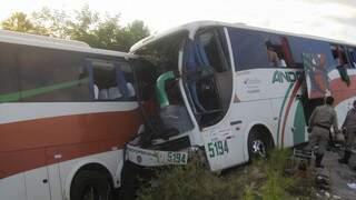 Os ônibus faziam o itinerário Campo Grande/Corumbá quando um bateu na traseira do outro.(Foto: Duilio Ostermani)
