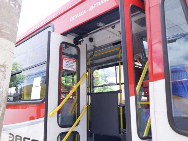 Criança de 6 anos tem braço prensado em porta de ônibus do transporte coletivo