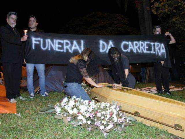 Grupo prepara &quot;cortejo f&uacute;nebre&quot; de deputado indeciso sobre impeachment