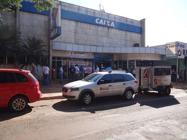 Protesto de banc&aacute;rios retarda em uma hora abertura de ag&ecirc;ncia da Caixa