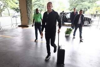 O zagueiro Miranda na chegada ao hotel da Seleção Brasileira nesta segunda-feira em São Paulo (Foto: Divulgação/CBF)