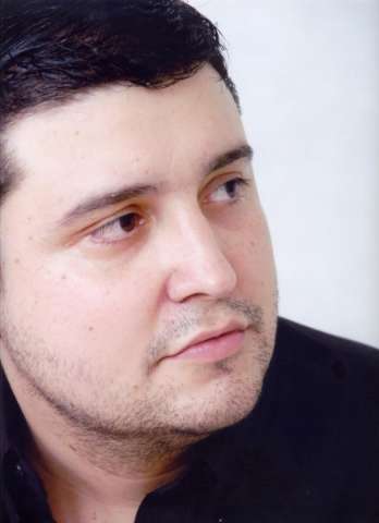 Pol&iacute;cia procura carro de administrador encontrado morto com 14 facadas