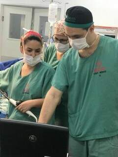 Anestesistas durante operação. (Foto: Divulgação)