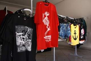 Camisetas de marca de rap custam a partir de R$ 65,00. (Foto: Marcos Ermínio)
